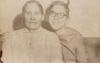 Надежда Фомичёва со своей мамой Дусей, январь 67, сверху у мамы бант и причёска