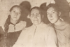Галина Ивановна Фомичёва слева, Надежда Ивановна Фомичёва справа, их мама Дуся между ними, январь 1967