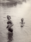 Надежда Ивановна Гутовская (Фомичёва), Теллерман 1972, мама по плечи в воде