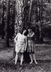 Надежда Ивановна Гутовская (Фомичёва), 1973, мама справа