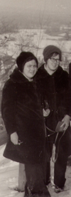 Валентина Двораковская (слева) и Надежда Ивановна Гутовская (Фомичёва), Вязники-Гороковец-Мстера, 22 февраля 1976