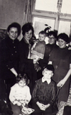 Надежда Ивановна Гутовская (Фомичёва) (вторая справа), 18 декабря 1977 с тётей Верой Долгачёвой (первая справа)