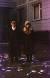 сёстры Надежда Ивановна Гутовская (Фомичёва) и Галина Ивановна Фомичёва, возле дома, 1993