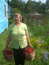 Надежда Ивановна Гутовская (Фомичёва) с корзинами клубники, июль 2008, дача