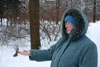 Надежда Ивановна Гутовская (Фомичёва) кормит синичек с руки, 3 января 2009, Главный Ботанический Сад Российской Академии Наук