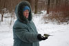 Надежда Ивановна Гутовская (Фомичёва) кормит синичек с руки, 3 января 2009, Главный Ботанический Сад Российской Академии Наук