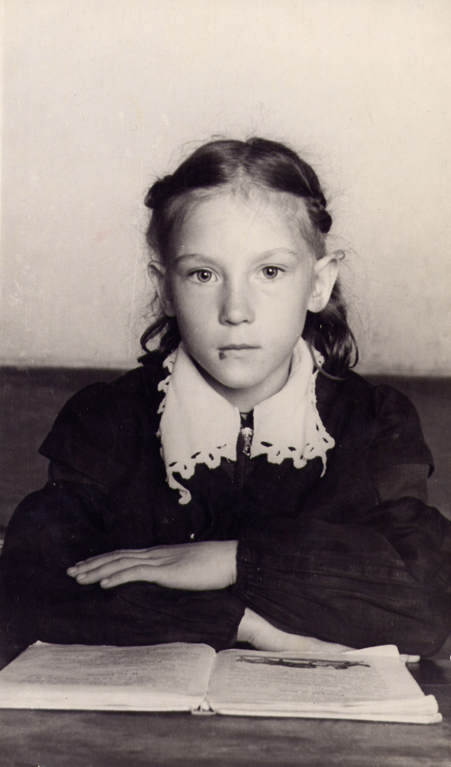 первоклассница Надя Фомичёва, 1955-1956