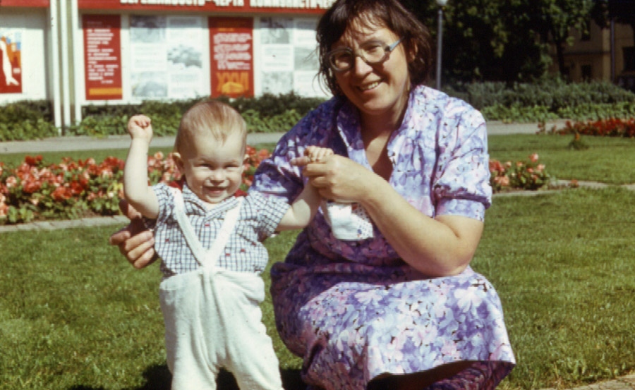Надежда Ивановна Гутовская (Фомичёва) с сыном Алексеем Владимировичем Гутовским, конец июля 1983