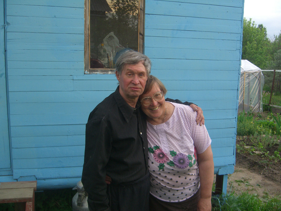 Владимир Олегович Гутовский и Надежда Ивановна Гутовская (Фомичёва), 15 июня 2006, дача, Колпаки